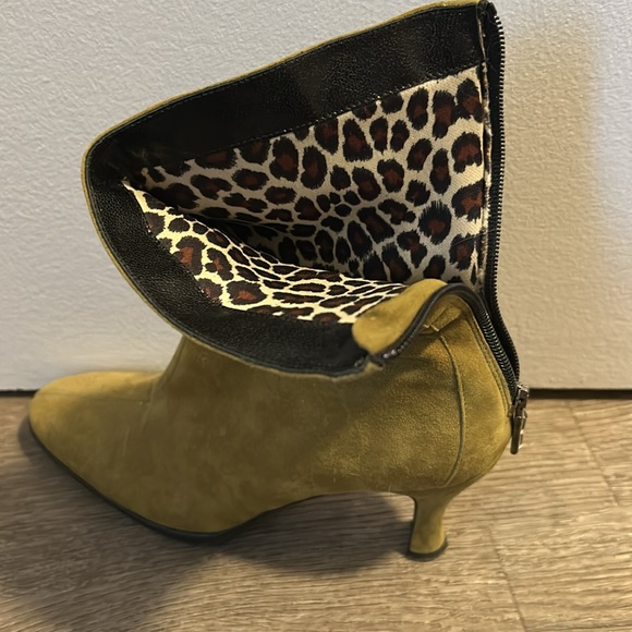 Women’s Aquatalia Suede Boots (US Size 9) - Picture 3 of 5